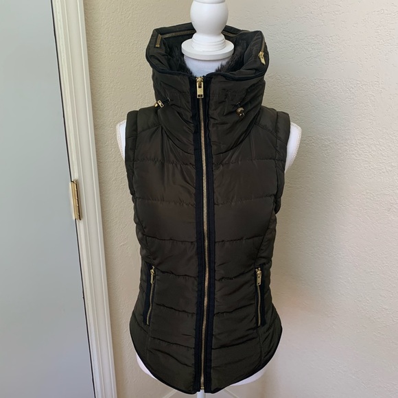 H&M Puffer Vest - Picture 1 of 8